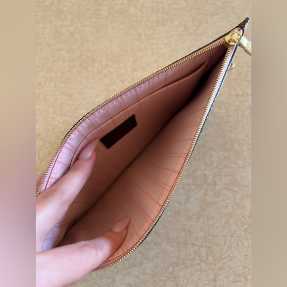 Louis Vuitton Neverfull pouch BRAND NEW - Picture 5 of 7